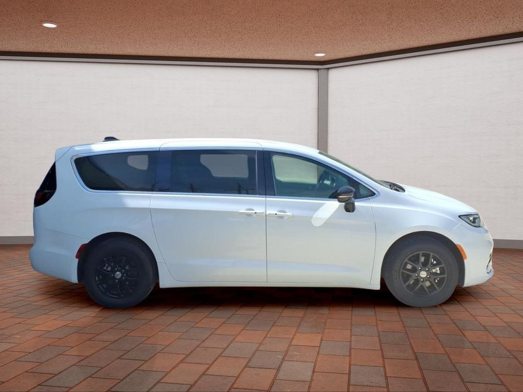 Used 2024 Chrysler Pacifica Touring L Minivan/Van