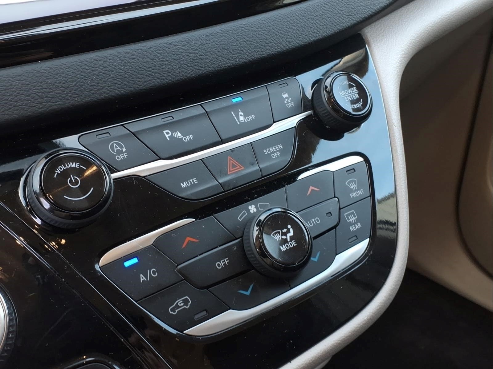 2024 Chrysler Pacifica Touring L - Photo 11
