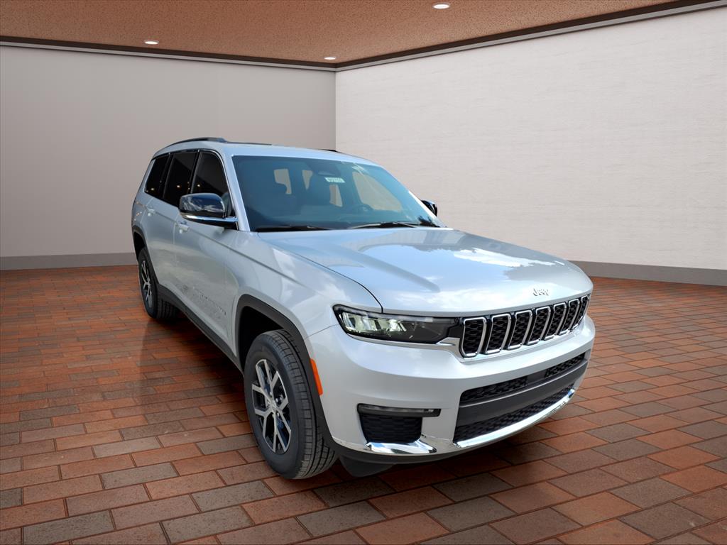 2025 Jeep Grand Cherokee Limited photo 3