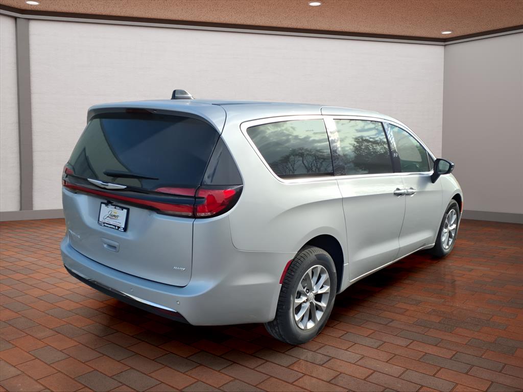 2026 Chrysler Pacifica photo 4