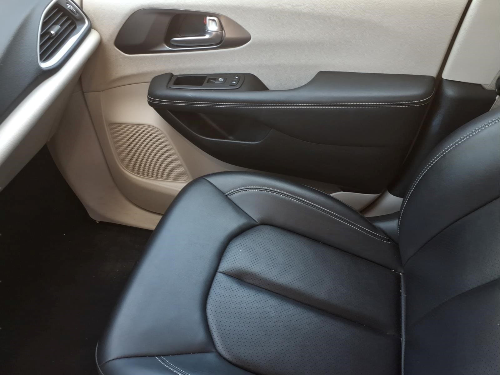 2024 Chrysler Pacifica Touring L - Photo 26