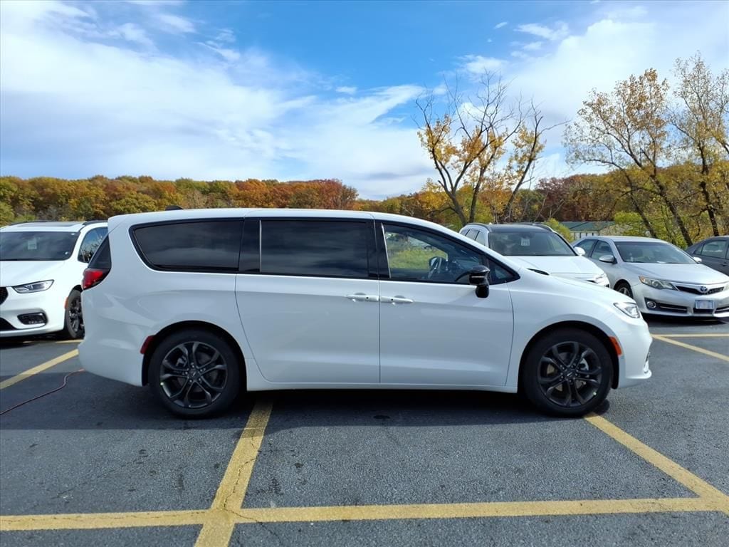 New 2026 Chrysler Pacifica Select Passenger Van