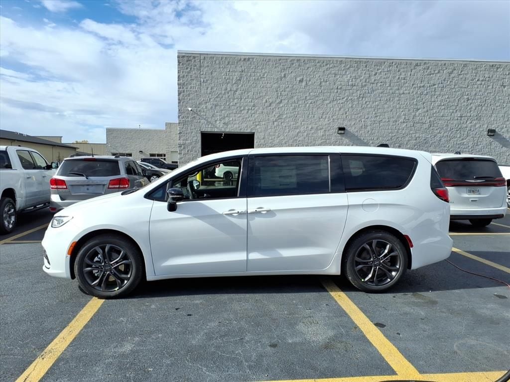 New 2026 Chrysler Pacifica Select Passenger Van