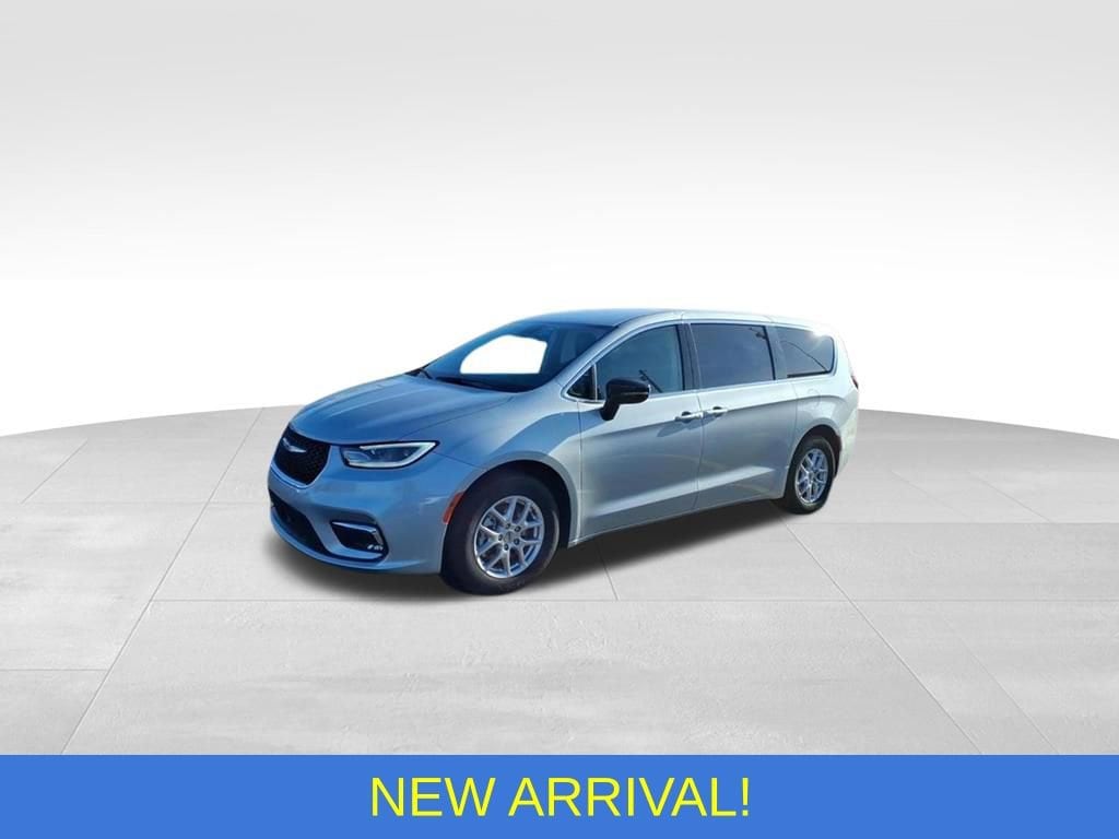 2024 Chrysler Pacifica Touring L's photo