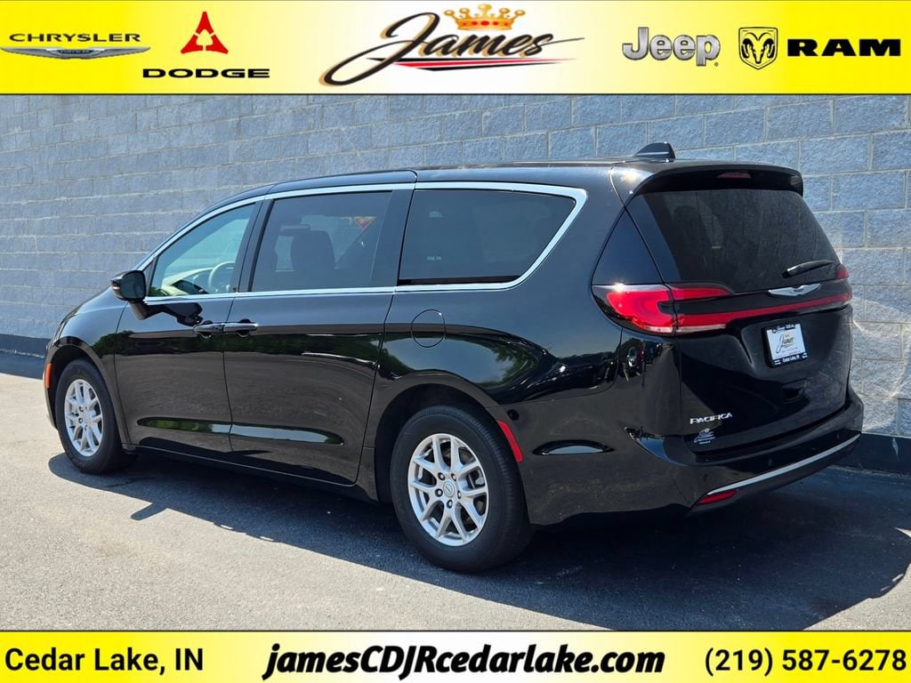 Used 2025 Chrysler Pacifica Select Van Passenger Van