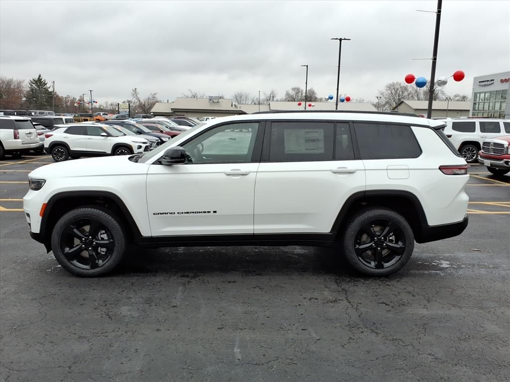 2025 Jeep Grand Cherokee Limited photo 2