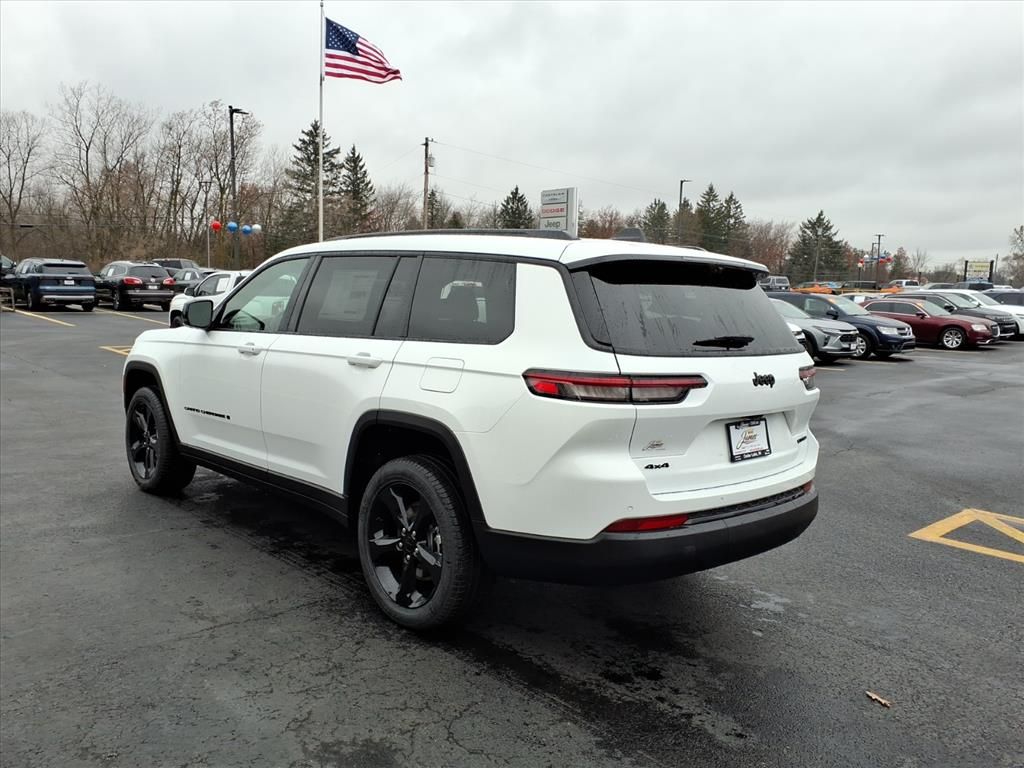 2025 Jeep Grand Cherokee Limited photo 3
