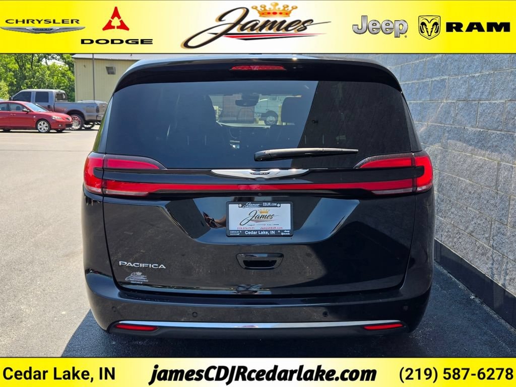 Used 2025 Chrysler Pacifica Select Van Passenger Van