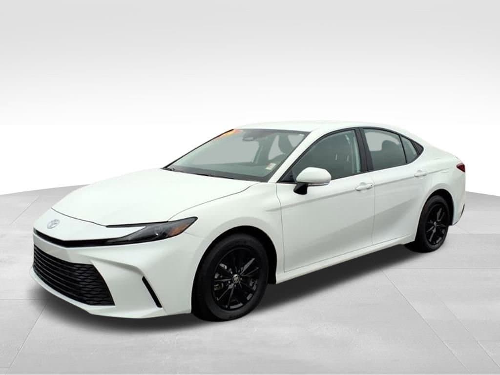 2025 Toyota Camry LE's photo