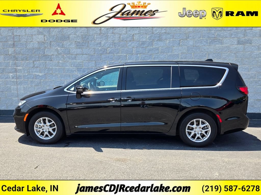 Used 2025 Chrysler Pacifica Select Van Passenger Van