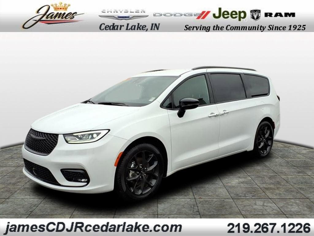 2024 Chrysler Pacifica Touring L's photo