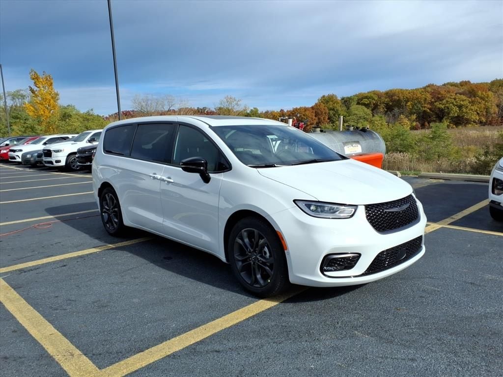 New 2026 Chrysler Pacifica Select Passenger Van
