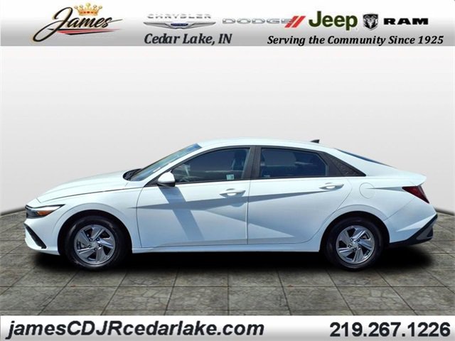 2025 Hyundai Elantra SE photo 2
