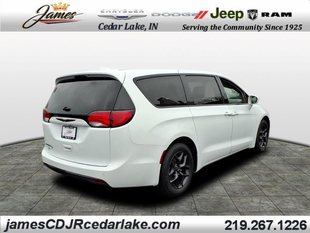 2020 Chrysler Pacifica Touring photo 4