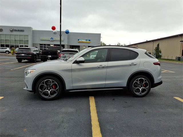 2023 Alfa Romeo Stelvio Ti photo 2