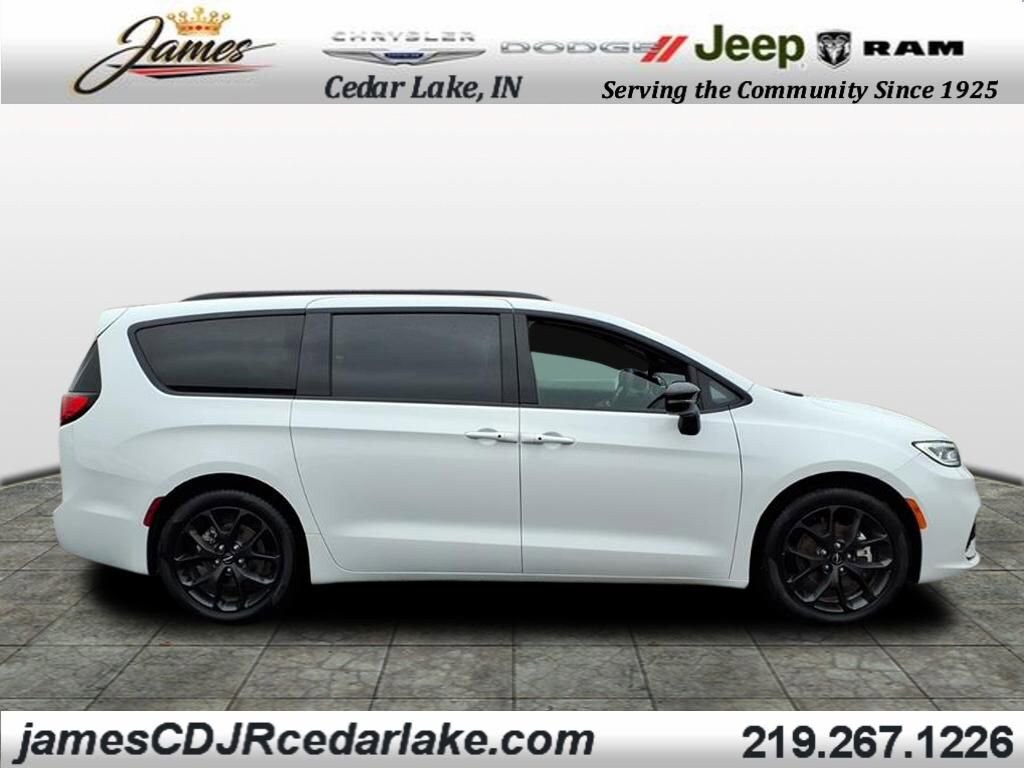2024 Chrysler Pacifica Touring L photo 2