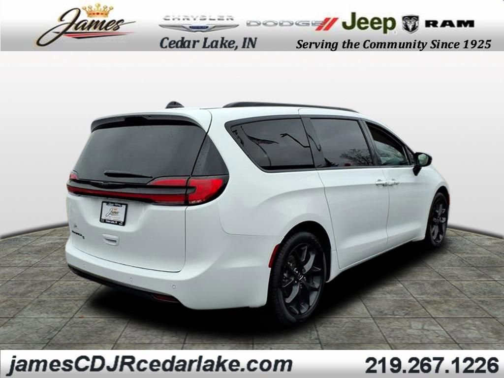 2024 Chrysler Pacifica Touring L photo 3