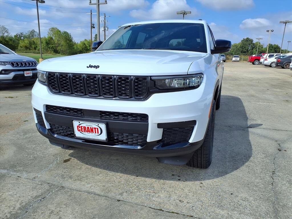 2025 Jeep Grand Cherokee Laredo photo 3