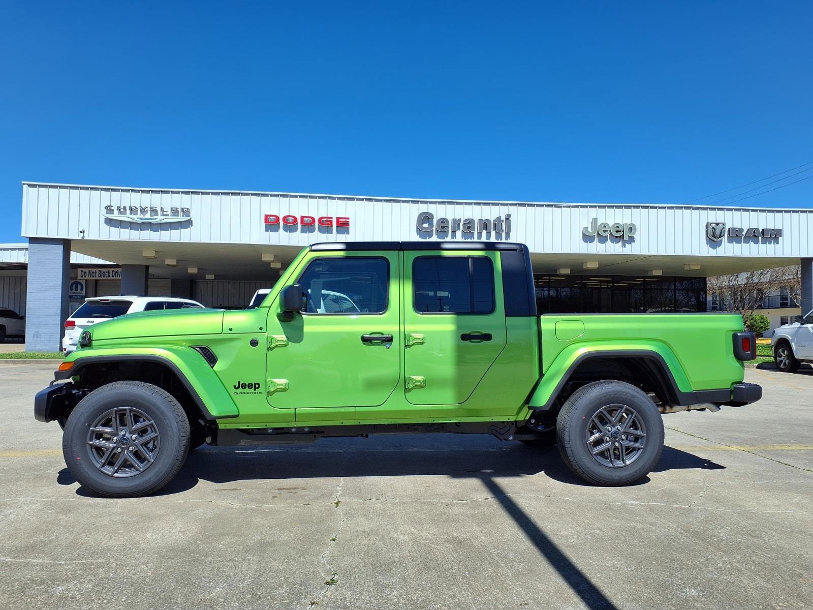2026 Jeep Gladiator Sport S Auto's photo