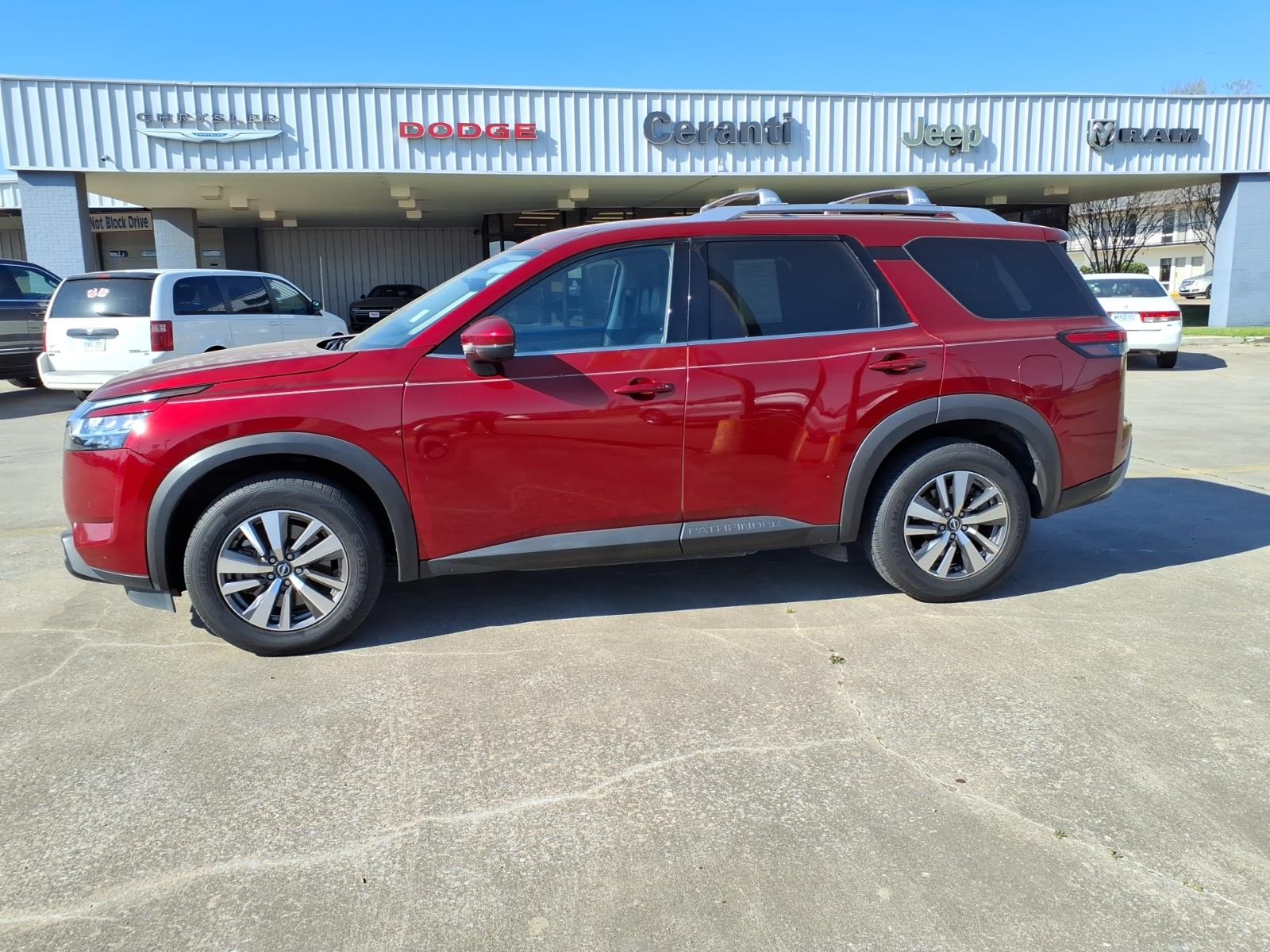 2023 Nissan Pathfinder SL