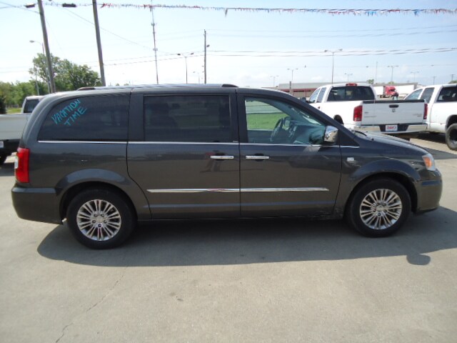 2014 Chrysler Town & Country photo 3