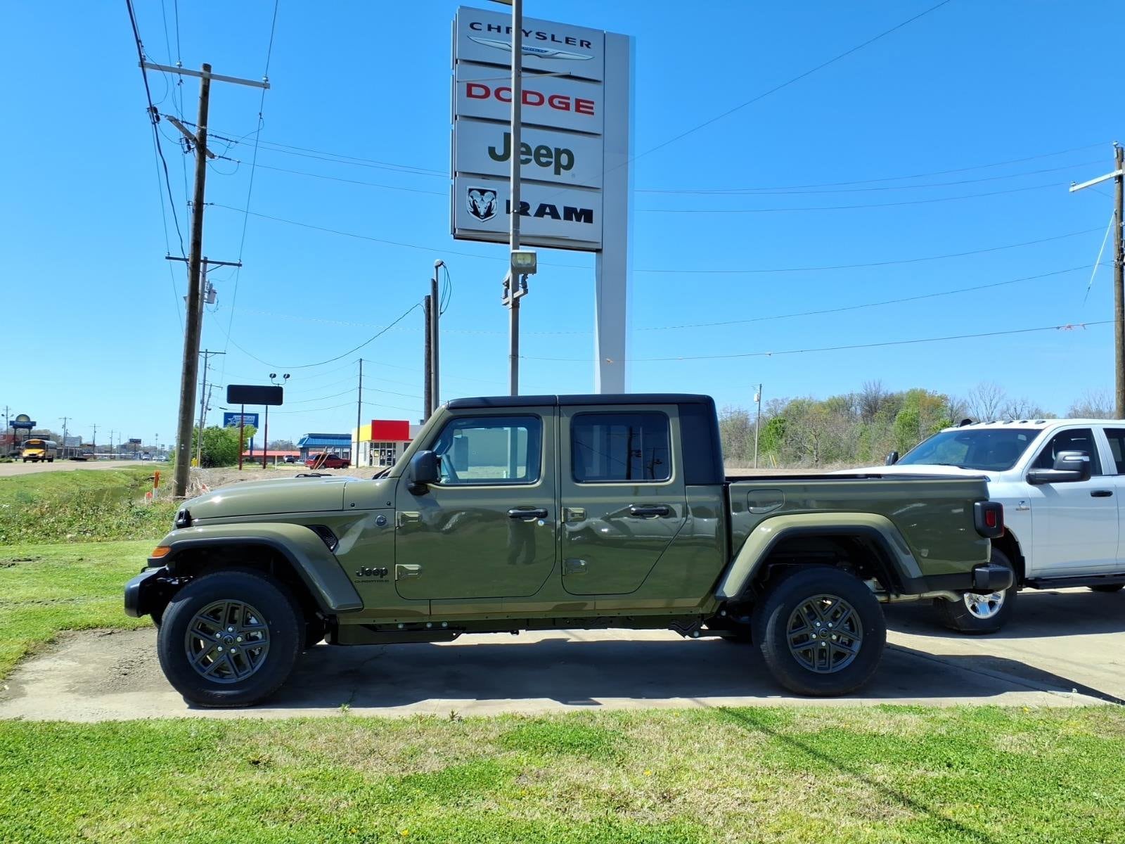 2026 Jeep Gladiator Sport S Auto's photo
