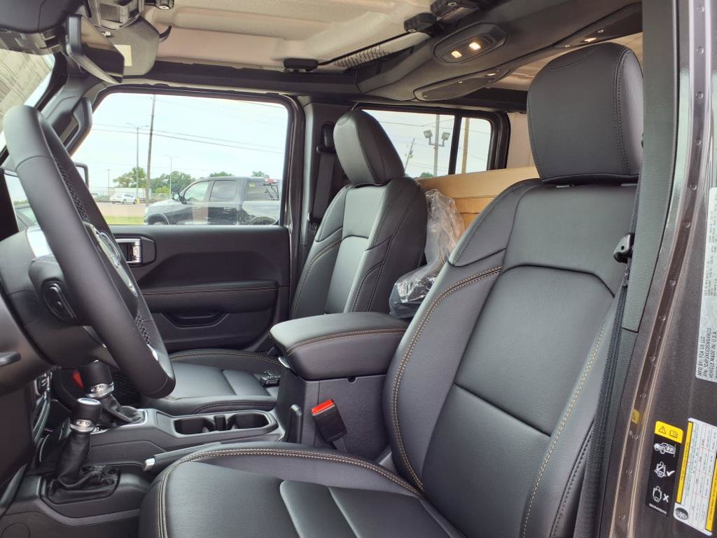 2025 Jeep Wrangler 4-Door Sahara - Photo 14