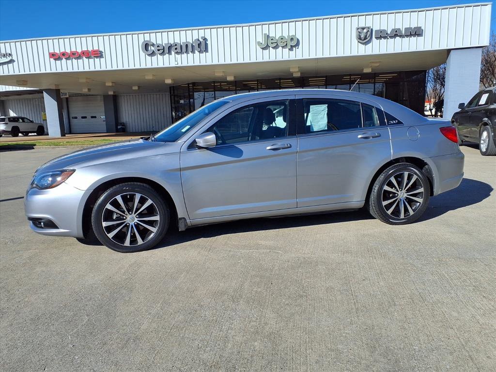 2014 Chrysler 200 Touring's photo