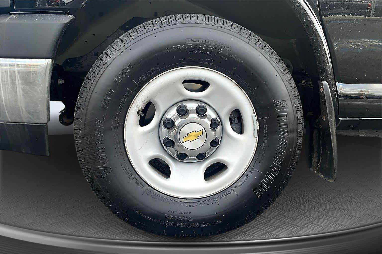 2024 Chevrolet Express Passenger LT - Photo 9