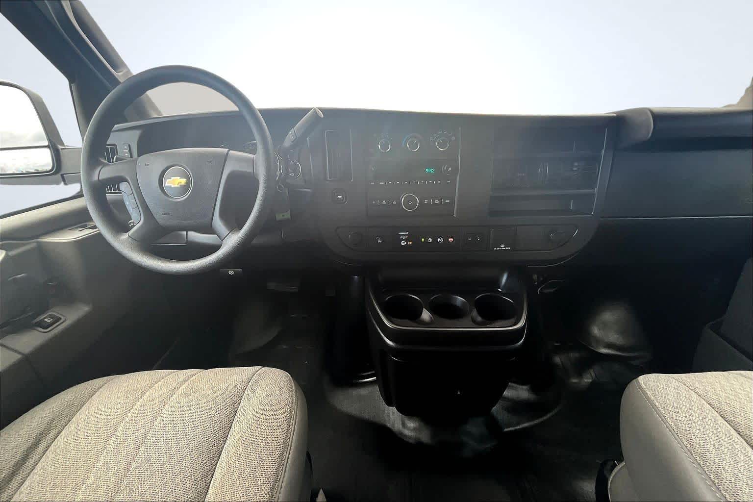 2024 Chevrolet Express Passenger LT - Photo 15