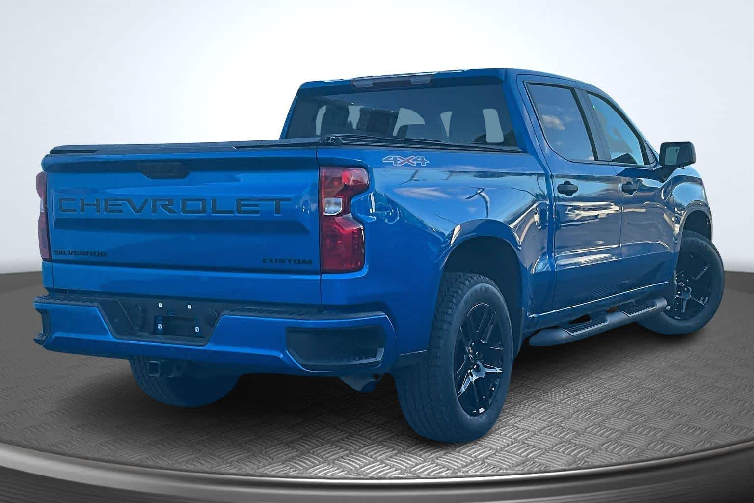 2023 Chevrolet Silverado 1500 Custom photo 2