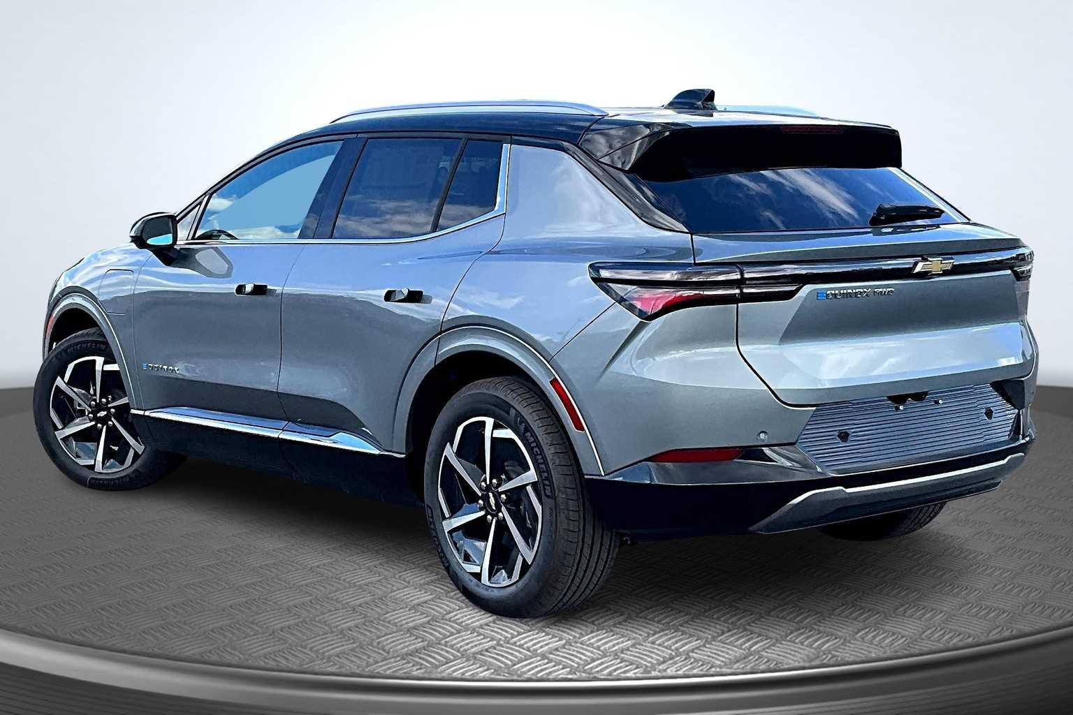 2025 Chevrolet Equinox EV LT photo 3