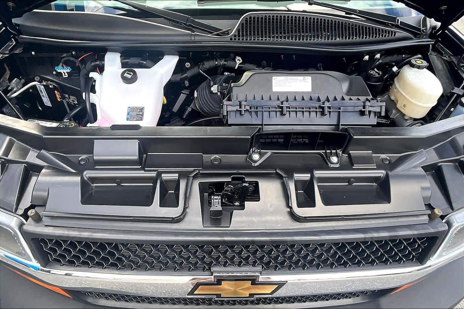 2024 Chevrolet Express Passenger LT - Photo 10