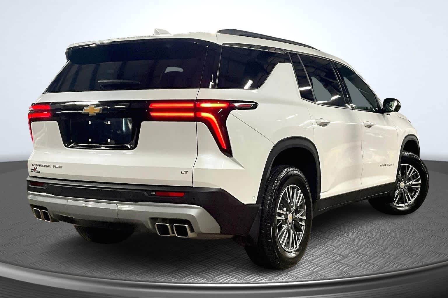 2024 Chevrolet Traverse photo 2
