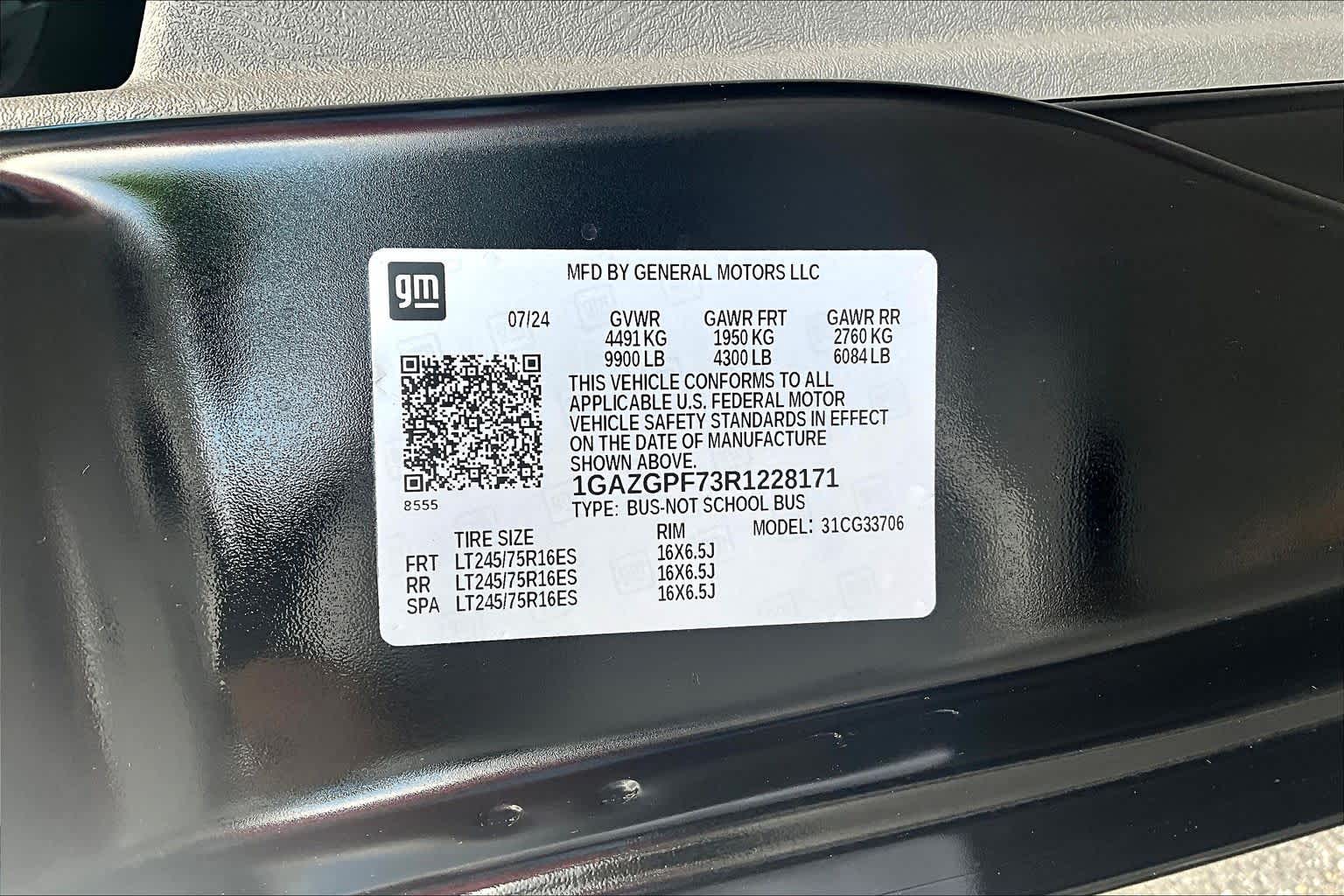 2024 Chevrolet Express Passenger LT - Photo 30