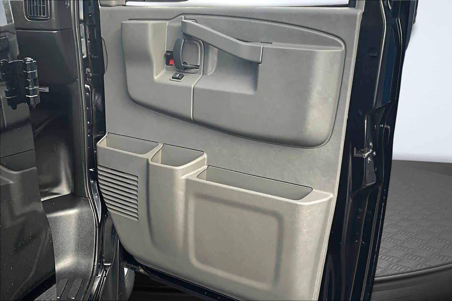 2024 Chevrolet Express Passenger LT - Photo 18