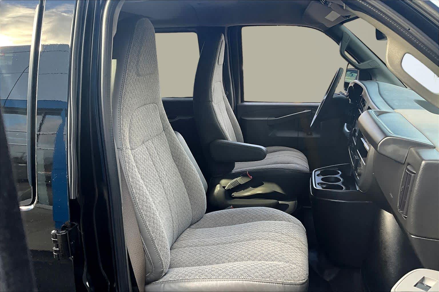2024 Chevrolet Express Passenger LT - Photo 8