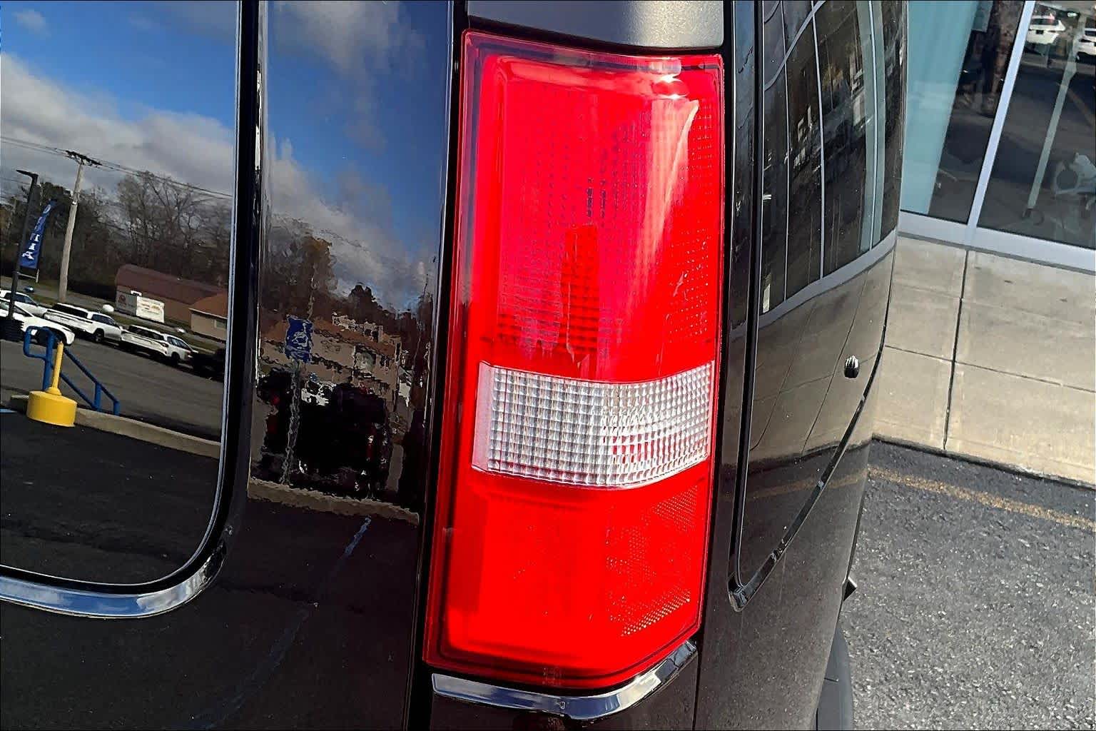 2024 Chevrolet Express Passenger LT - Photo 27