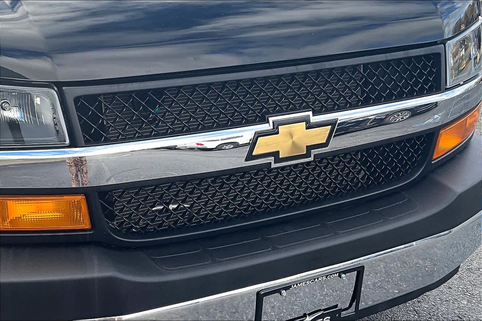 2024 Chevrolet Express Passenger LT - Photo 25