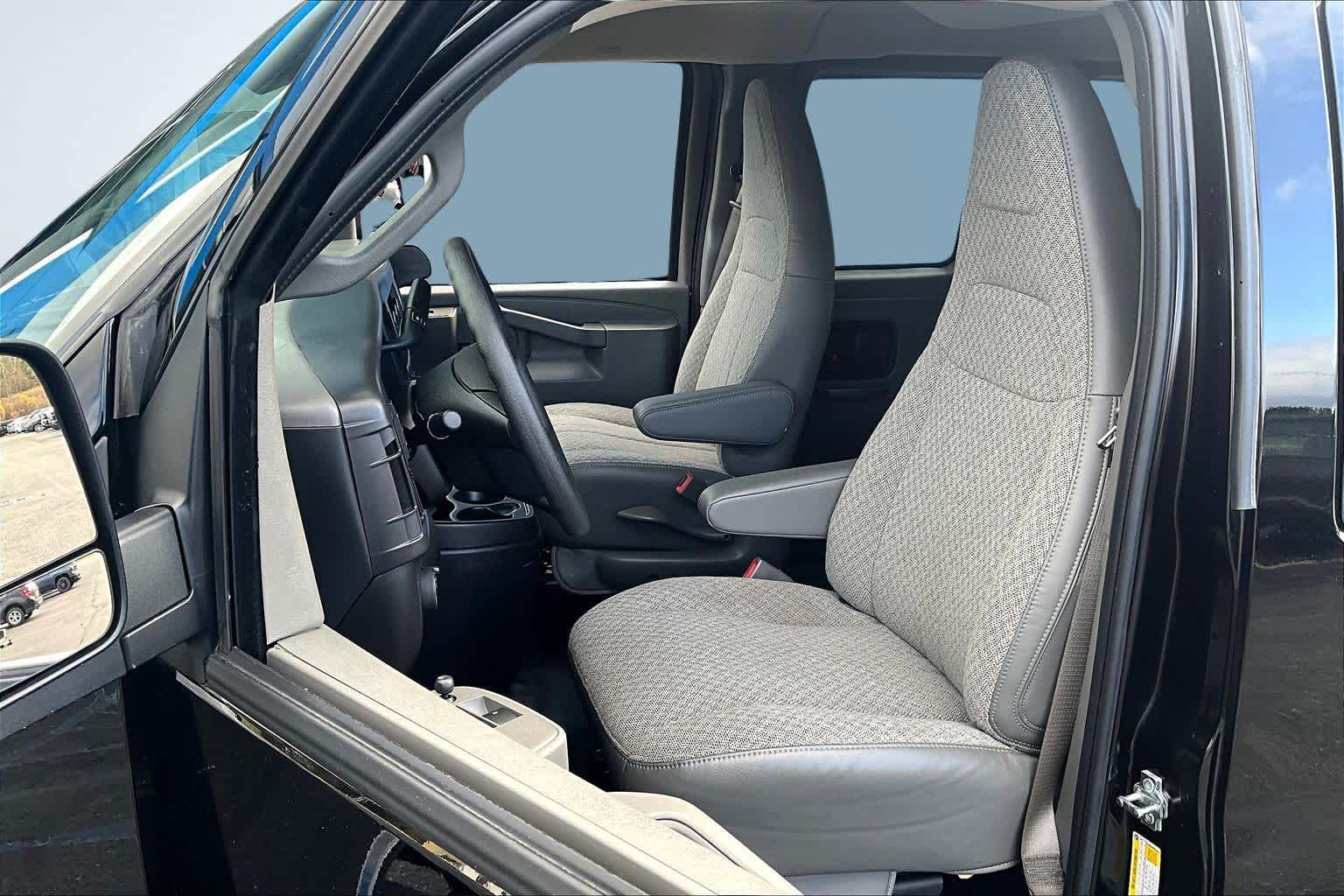 2024 Chevrolet Express Passenger LT - Photo 23