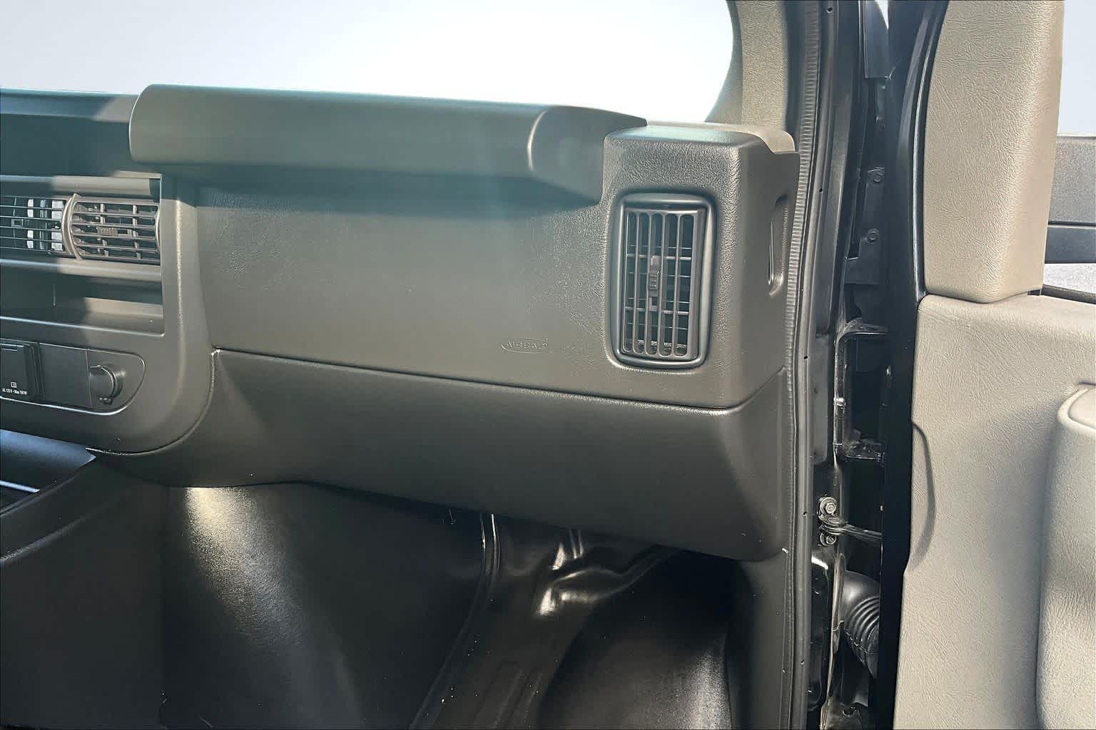 2024 Chevrolet Express Passenger LT - Photo 16
