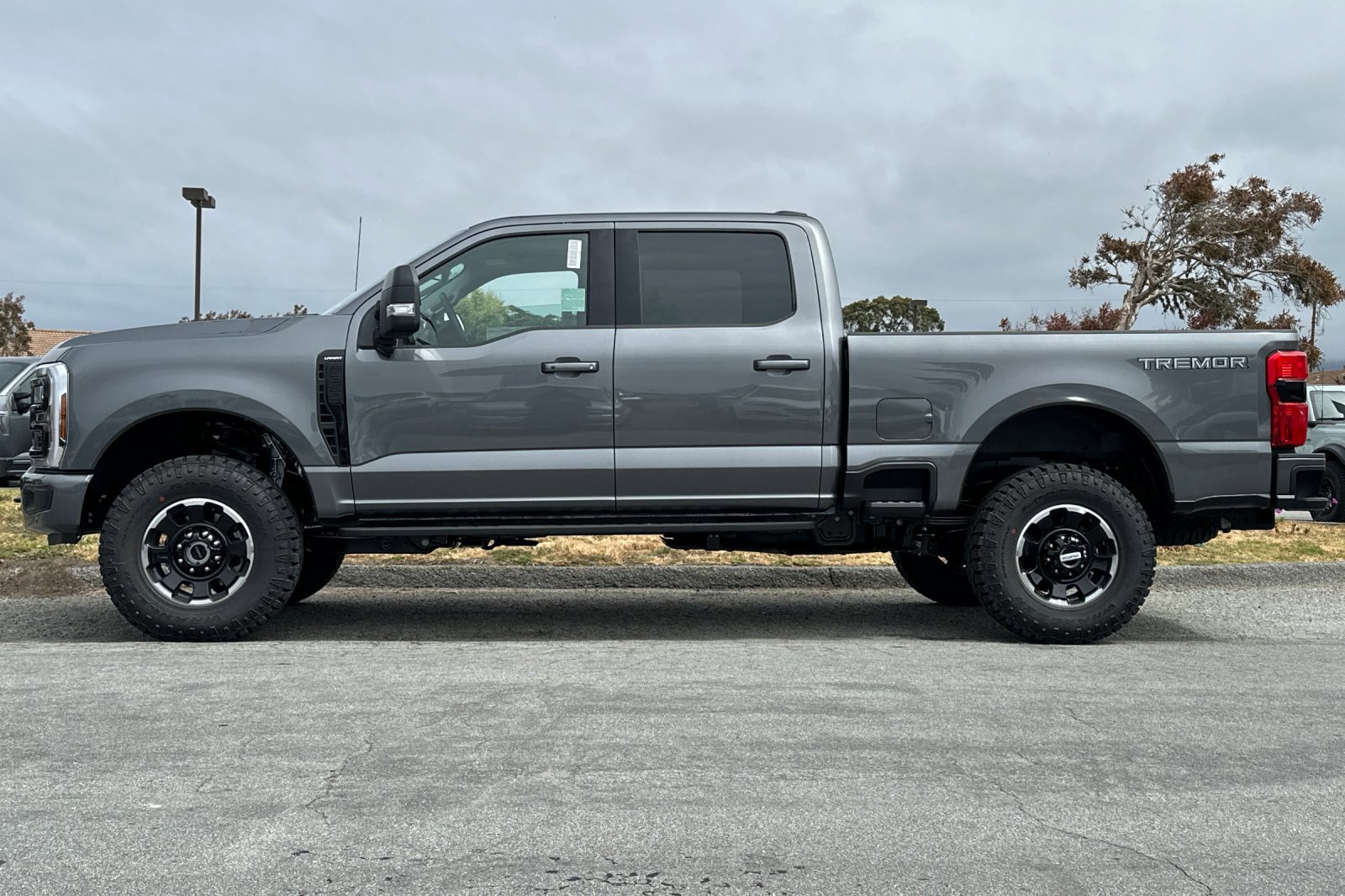 2025 Ford F-350 Lariat photo 2