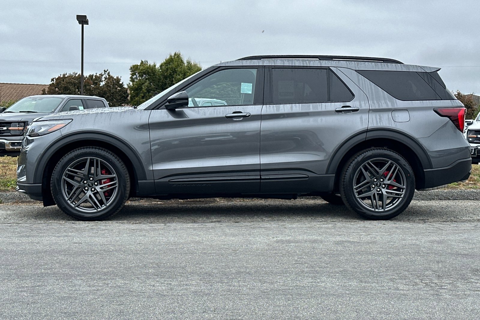 2025 Ford Explorer ST photo 2