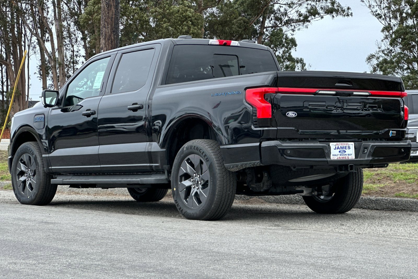 2025 Ford F-150 Lightning Lariat photo 3
