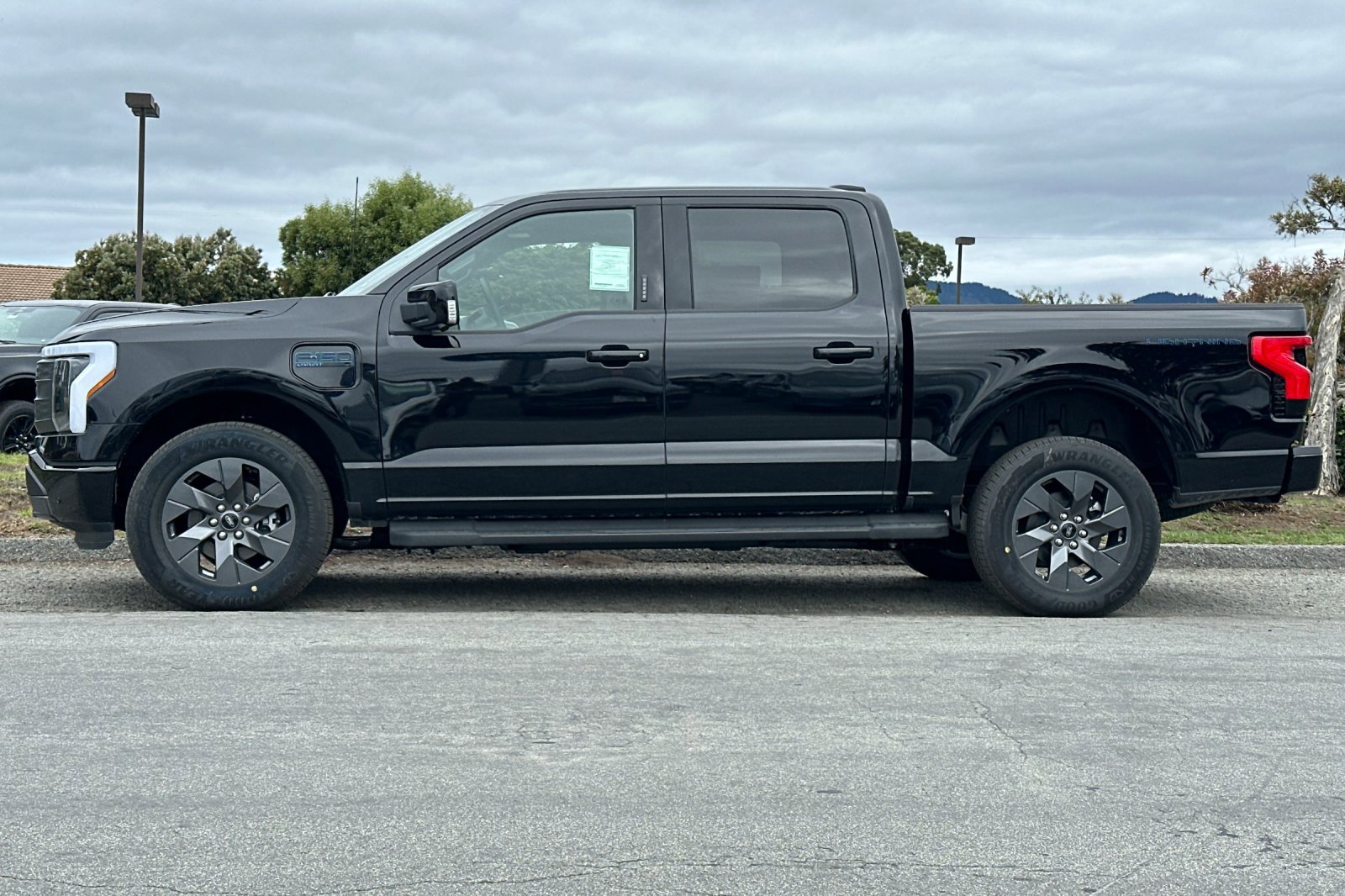 2025 Ford F-150 Lightning Lariat photo 2