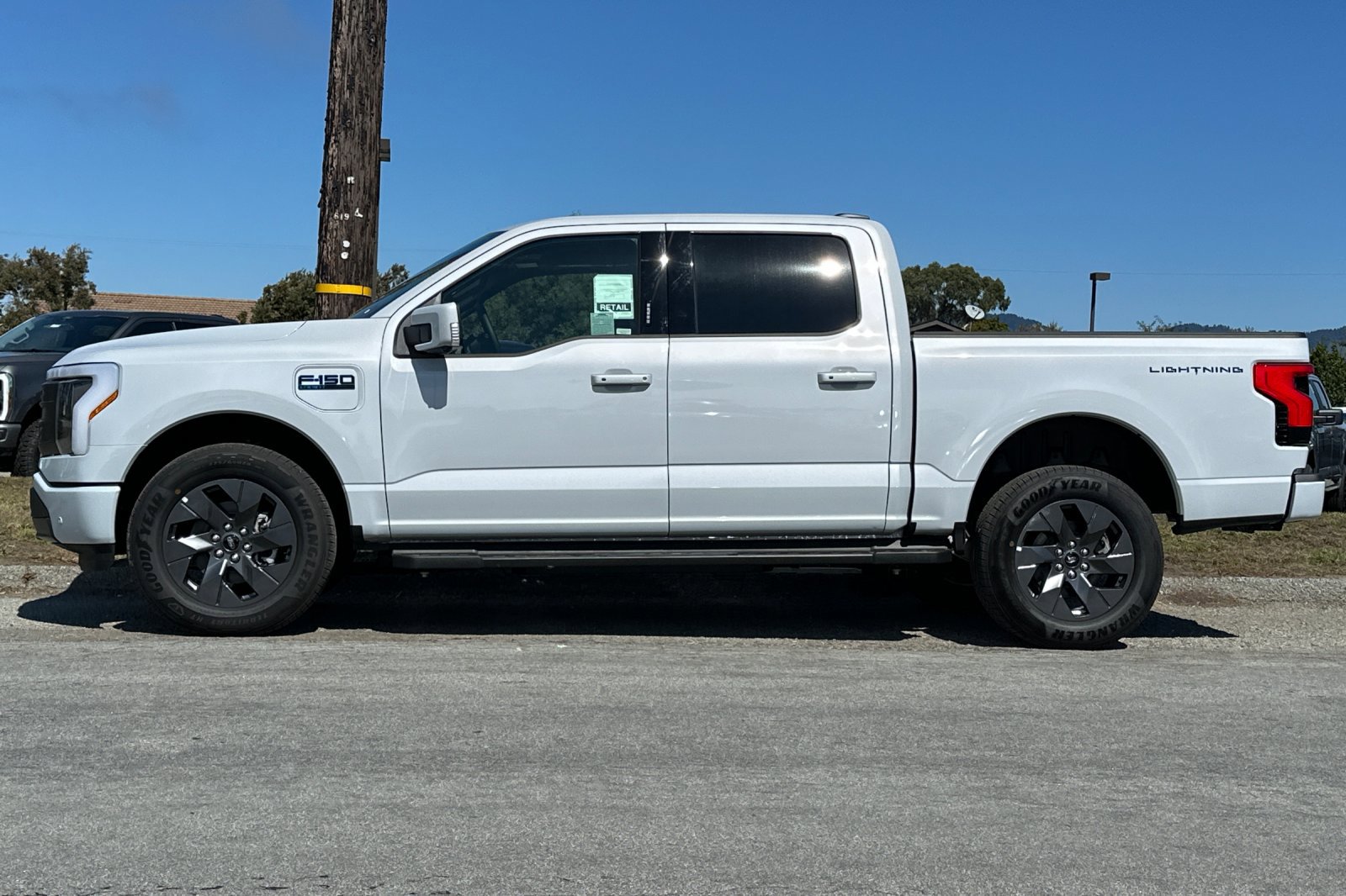 2025 Ford F-150 Lightning Lariat photo 2