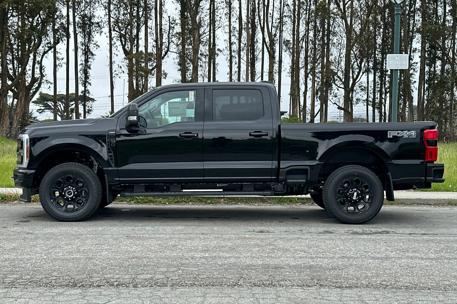 2025 Ford F-350 Lariat photo 2