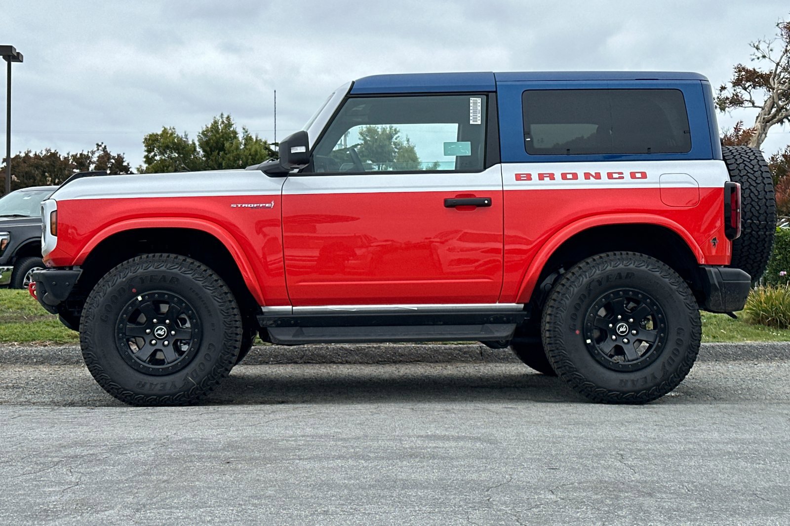 2025 Ford Bronco First Edition photo 2