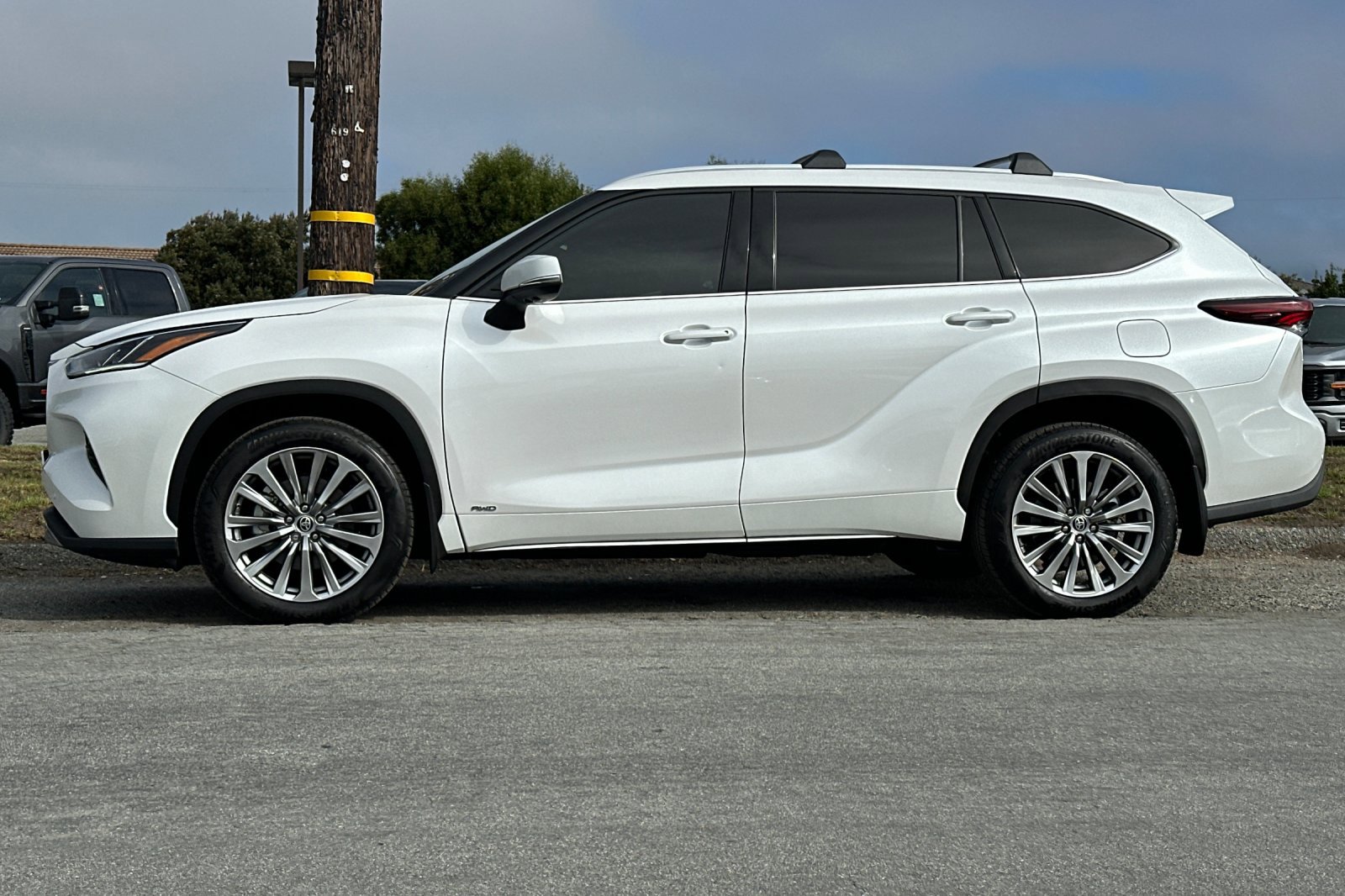 2025 Toyota Highlander XLE Limited photo 2