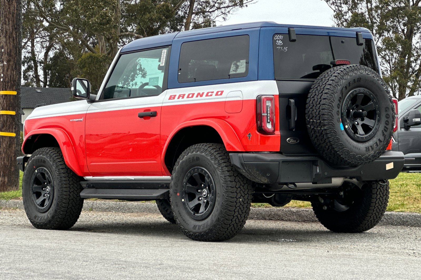 2025 Ford Bronco First Edition photo 3